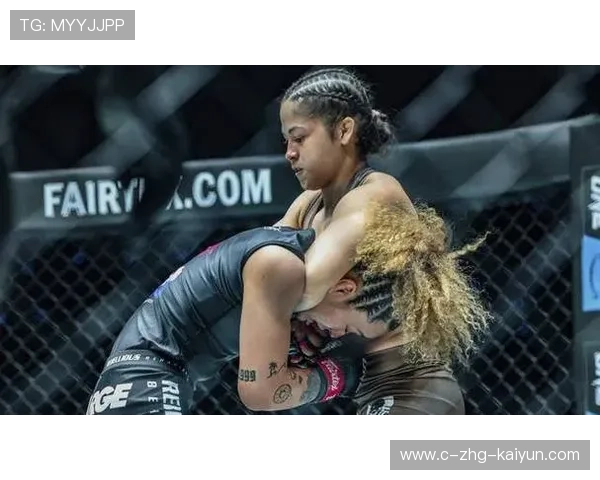 UFC经典瞬间：手臂十字固锁，终结对手的制胜一击