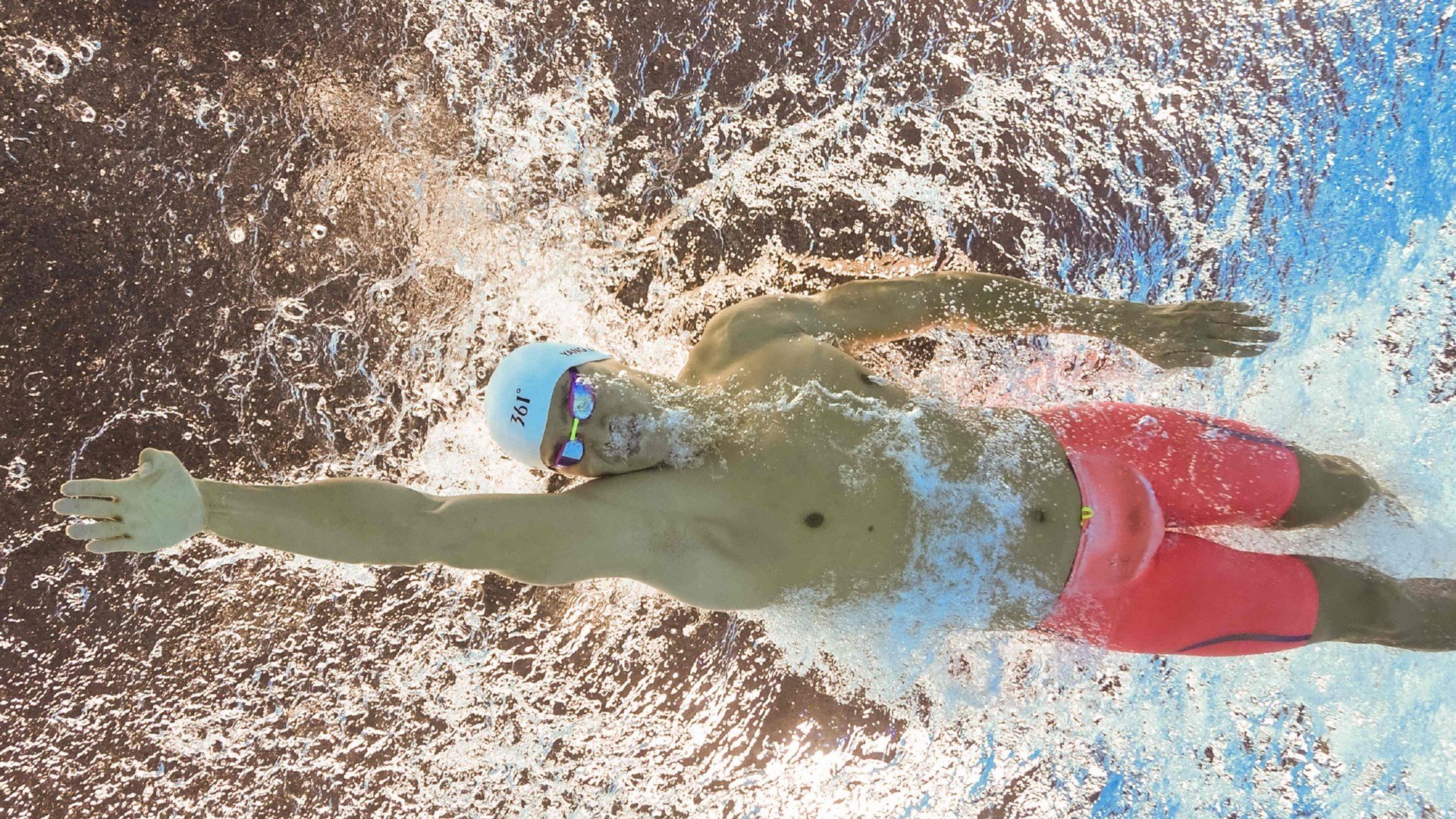 轻艇竞渡兴隆湖,运动生态两相宜