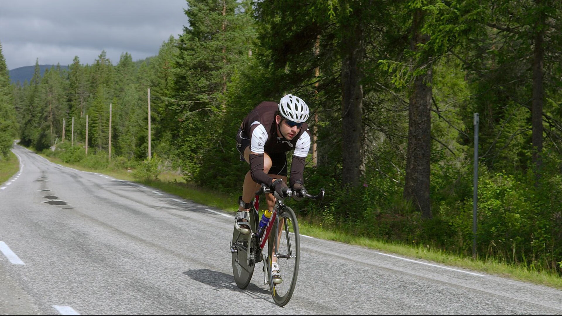 “安赫尔·巴尔博萨的快节奏进攻与精湛技巧,帮助美洲狮队领先对手”
